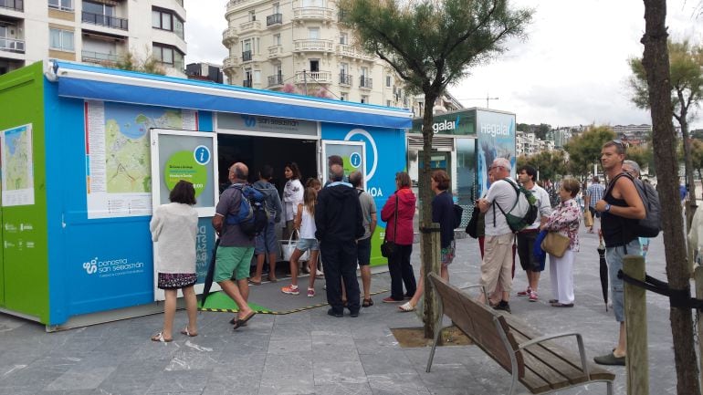 Cola delante dela Oficina de Turismo temporal de San Sebastián