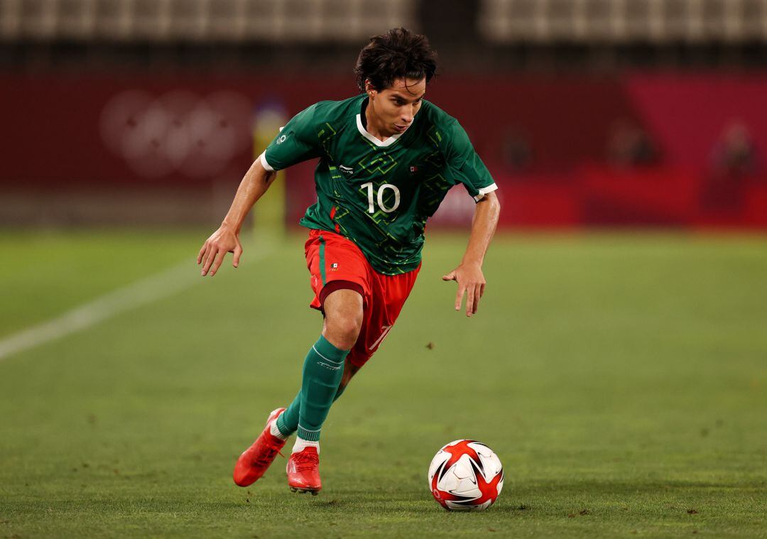 KASHIMA, JAPAN - AUGUST 03: Diego Lainez #10 of Team Mexico runs with the ball during the Men&#039;s Football Semi-final match between Mexico and Brazil on day eleven of the Tokyo 2020 Olympic Games at Kashima Stadium on August 03, 2021 in Kashima, Ibaraki, Ja