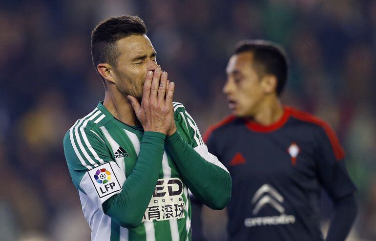 El delantero del Betis, Rubén Castro, se lamenta de una ocasión fallada