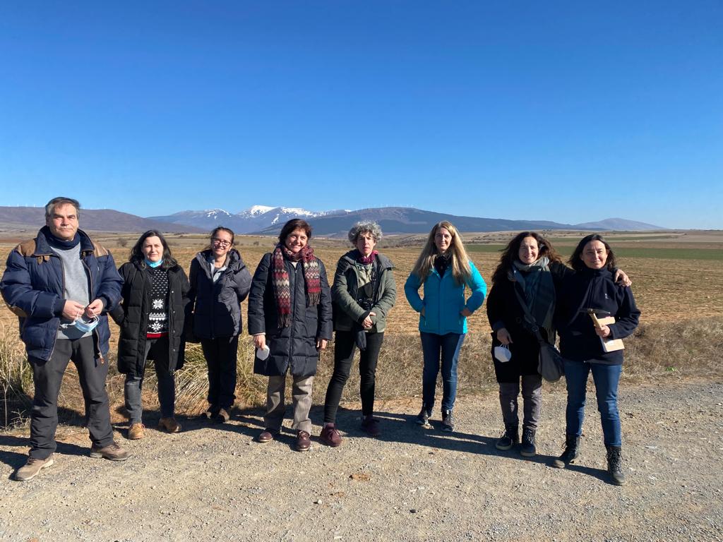 La Asociación Cultural Hacenderas lucha contra la instalación de macro proyectos industriales en la provincia de Soria. En la imagen, algunas de sus integrantes posan delante del territorio donde se pretende instalar una macrogranja con 23.250 vacas.