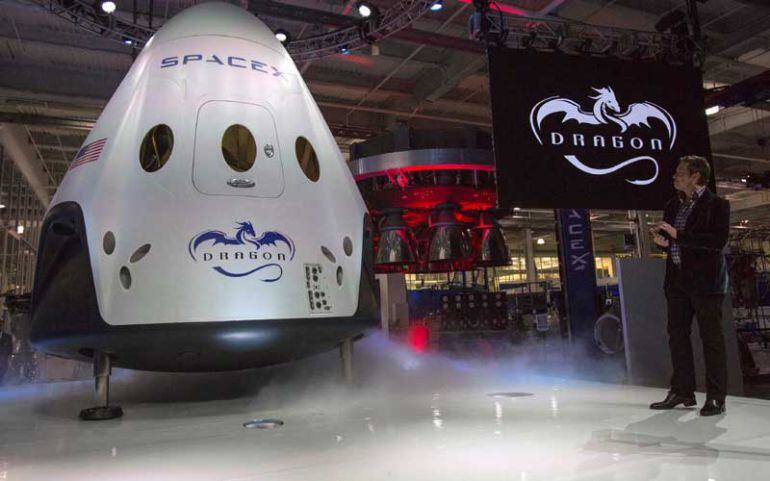 El presidente ejecutivo de Space X, Elon Musk, presenta la nave Dragon diseñada para llevar astronautas a la Estación Espacial Internacional. 