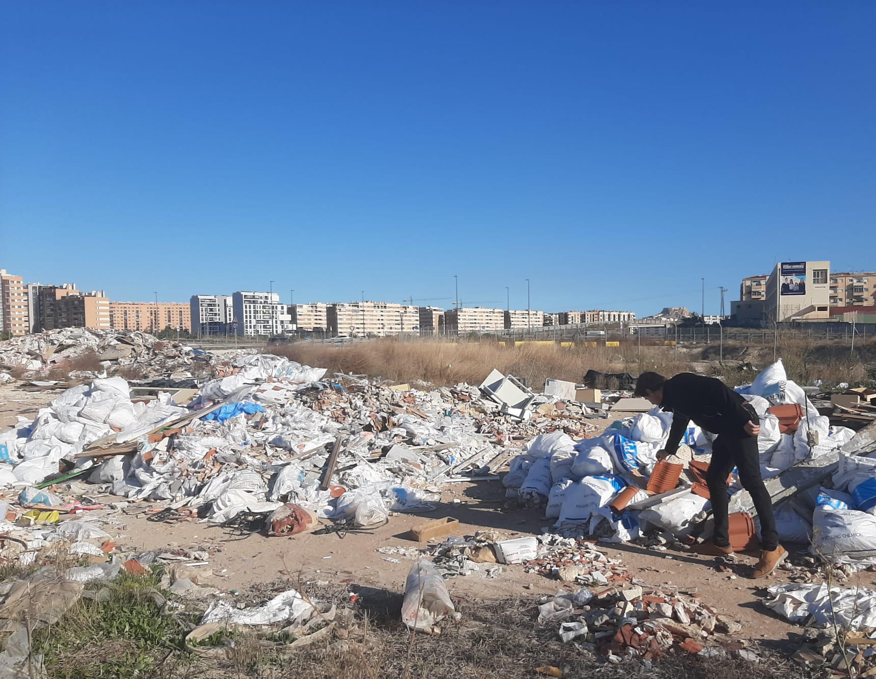 Escombreras ilegales junto al soterramiento del tren en Alicante