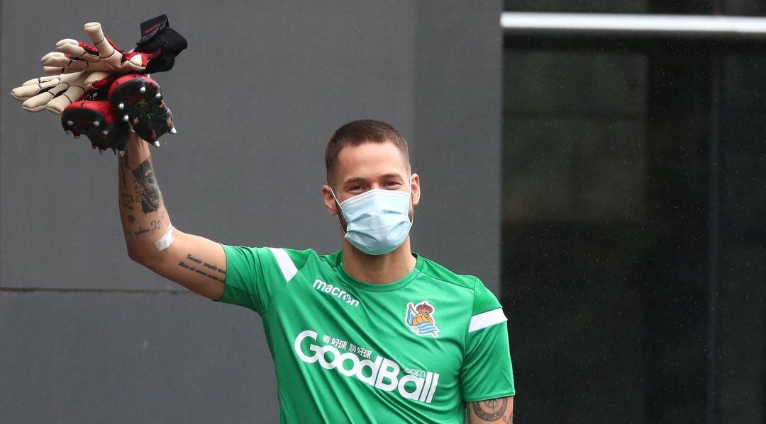 Remiro saluda en Zubieta. Su mano está en perfecto estado