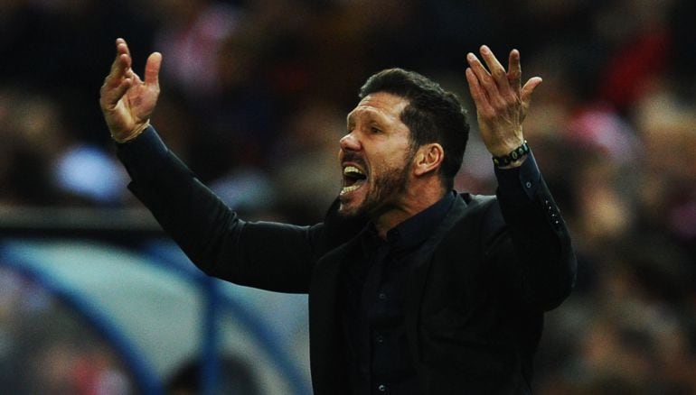 Simeone gesticula en un partido del Atlético de Madrid.