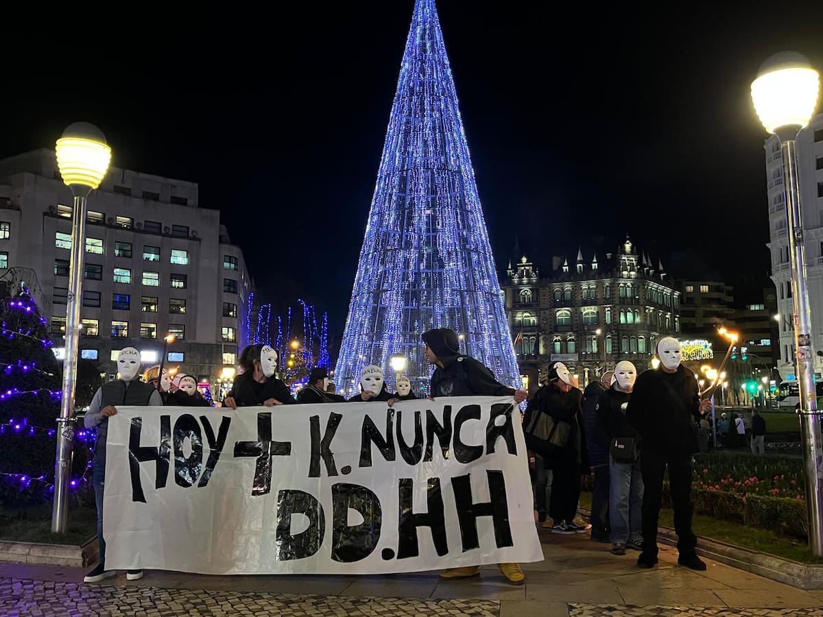 Una marcha fúnebre en Bilbao denuncia la pérdida global de derechos humanos