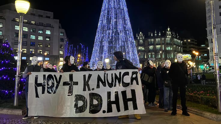 Una marcha fúnebre en Bilbao denuncia la pérdida global de derechos humanos