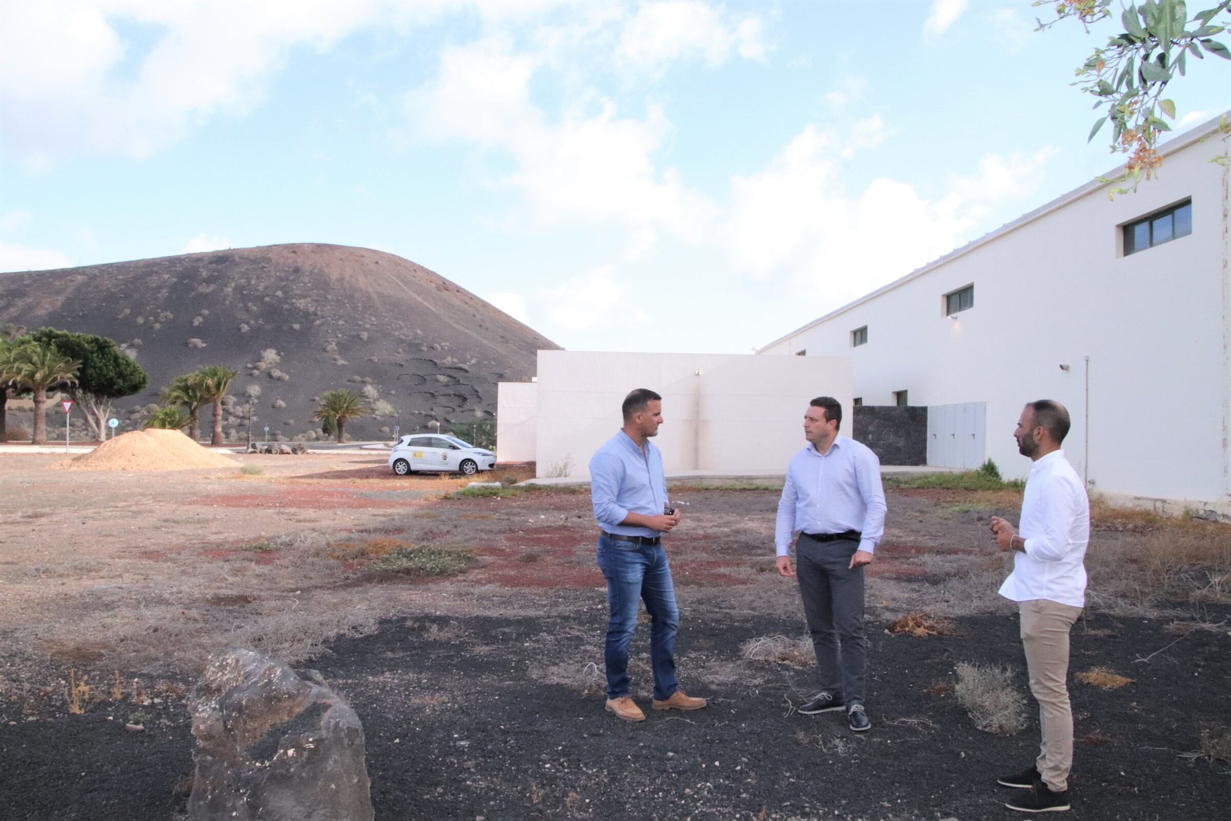 Visita del alcalde, Óscar Noda, a la parcela objeto de intervención en compañía del concejal de Deportes, Ángel Lago, y el concejal de Cultura, Daniel Medina.