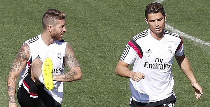 Sergio Ramos charla con Cristiano durante un entrenamiento