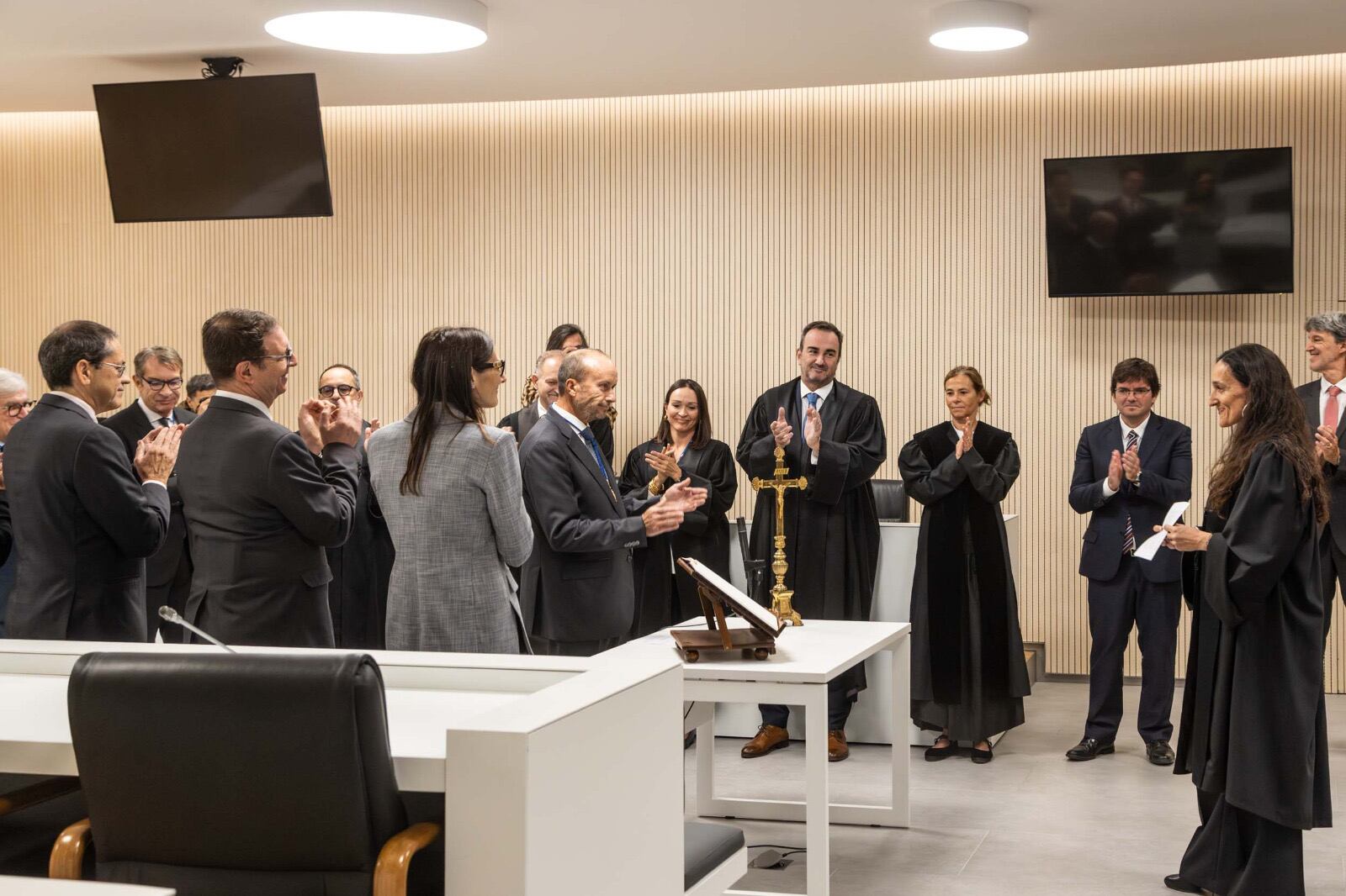 El president del CSJ, Josep Maria Rossell, durant prenent jurament a la nova magistrada del Tribunal de Corts, Nàdia Alís
