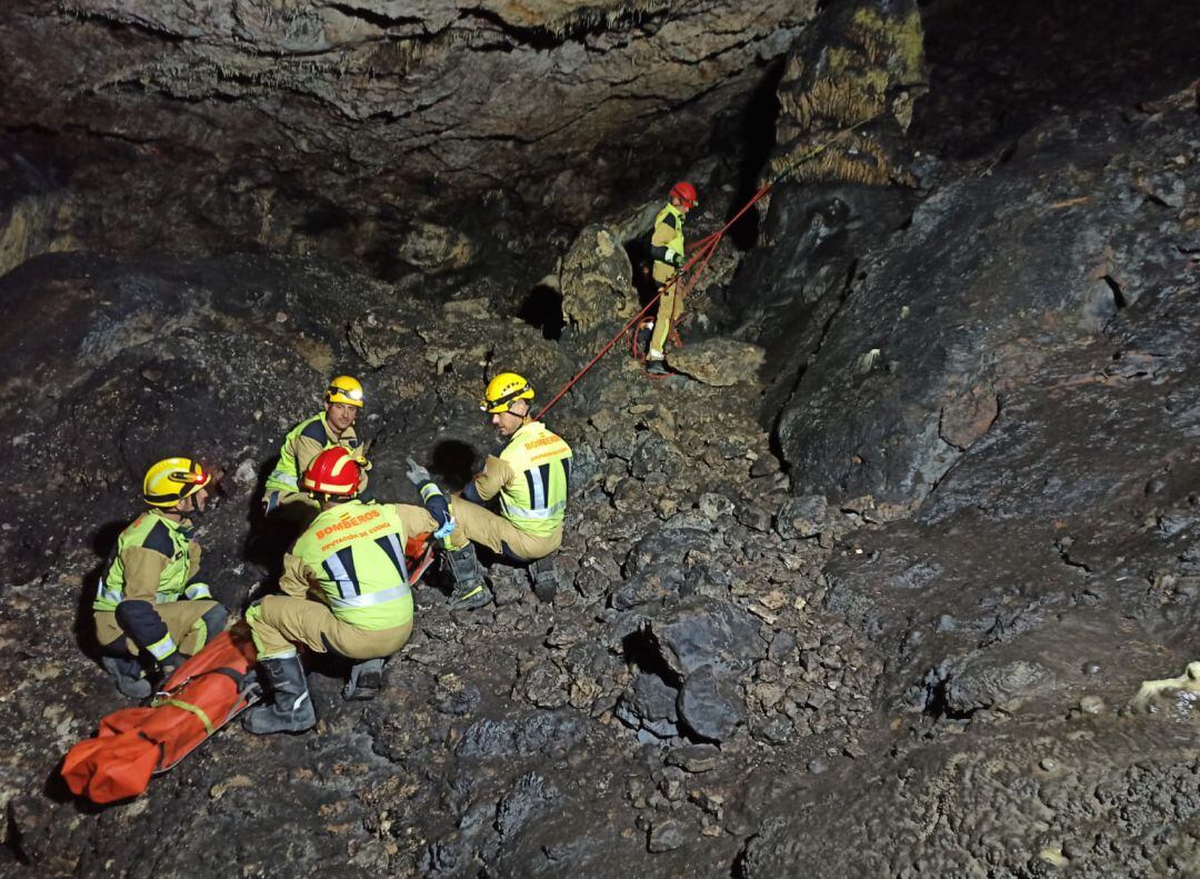 La mujer estaba en una zona de difícil acceso y hubo de ser rescatada por los bomberos de Motilla del Palancar