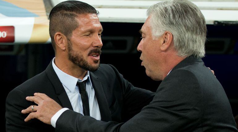 Simeone y Ancelotti se saludan antes de un derbi madrileño