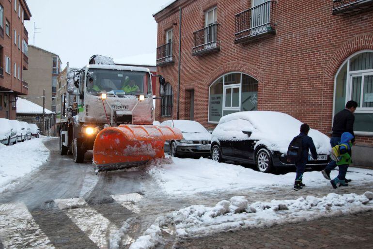  Una máquina quitanieves trabaja para retirar la nieve y el nielo en las calles de acceso a un colegio del centro de Ávila