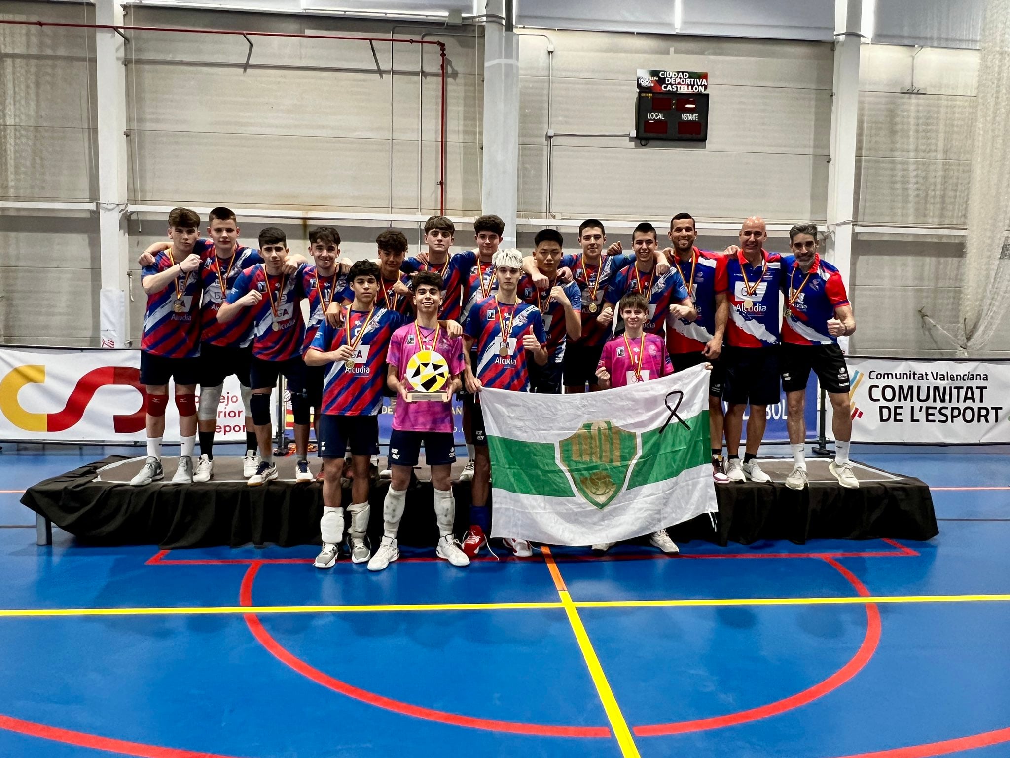 El equipo cadete masculino del Club Voleibol Elche celebrando su éxito en Castellón