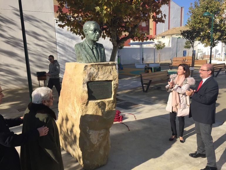 El presidente de Aragón, Javier Lambán, durante en la inauguración del busto del que fuera alcalde de la II República, Juan Sancho, en su pueblo natal, Ejea de los Caballeros