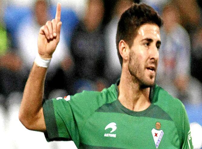 Raúl Navas celebra un gol con la camiseta del Eibar