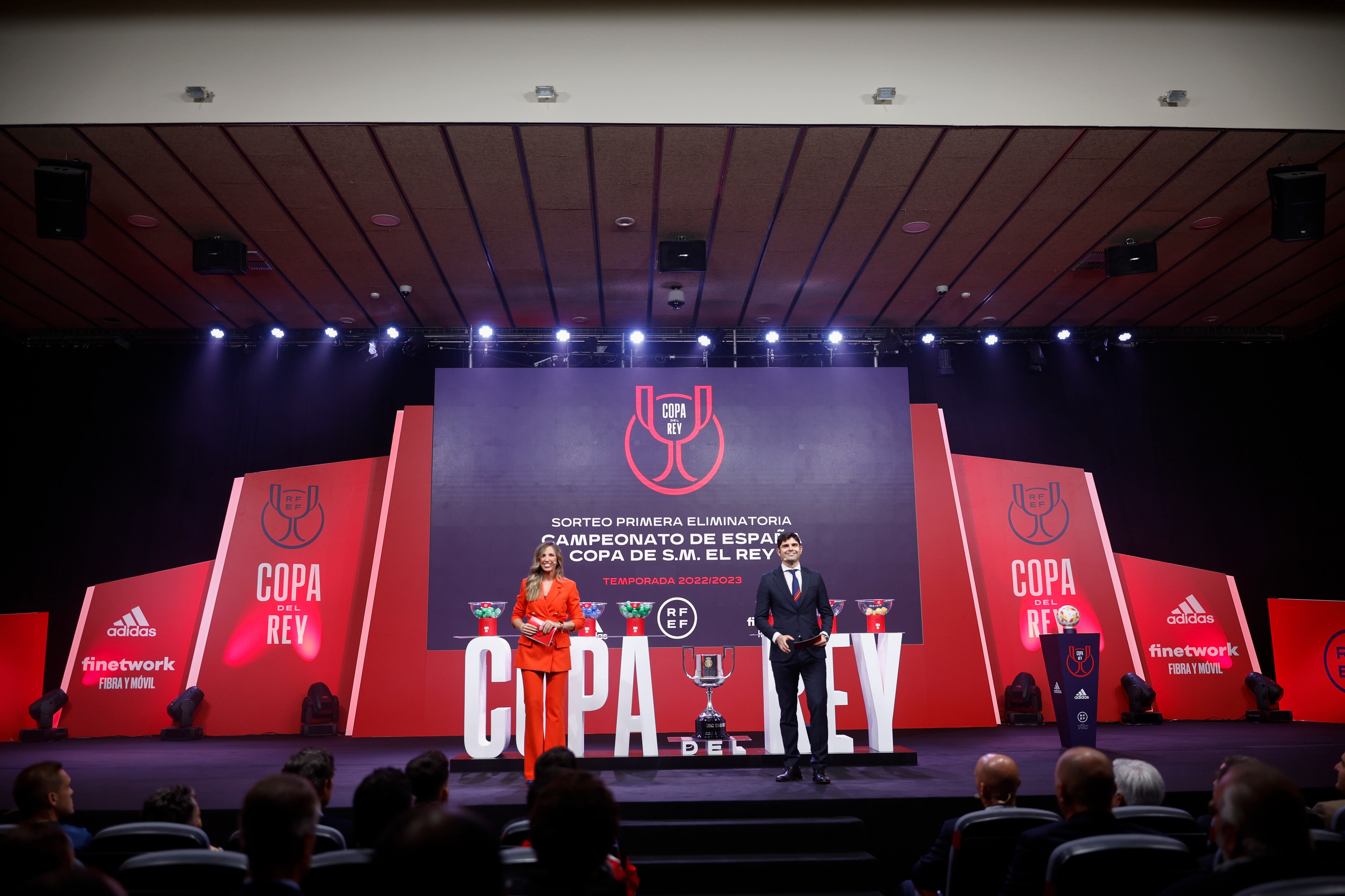 LAS ROZAS (MADRID), 24/10/2022.- Momento del sorteo la primera eliminatoria de la Copa del Rey, que se disputará el fin de semana del 12 y 13 de noviembre bajo el formato de eliminatorias a partido único y ya con la participación de 16 equipos de LaLiga Santander, este lunes en la Ciudad del Fútbol de Las Rozas (Madrid). EFE/ Rodrigo Jimenez
