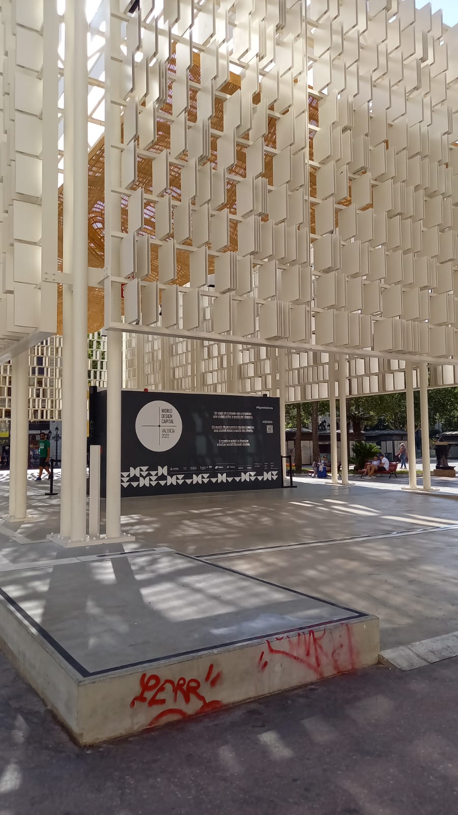 Grafitis en el edificio Ágora de la plaza del Ayuntamiento de València.