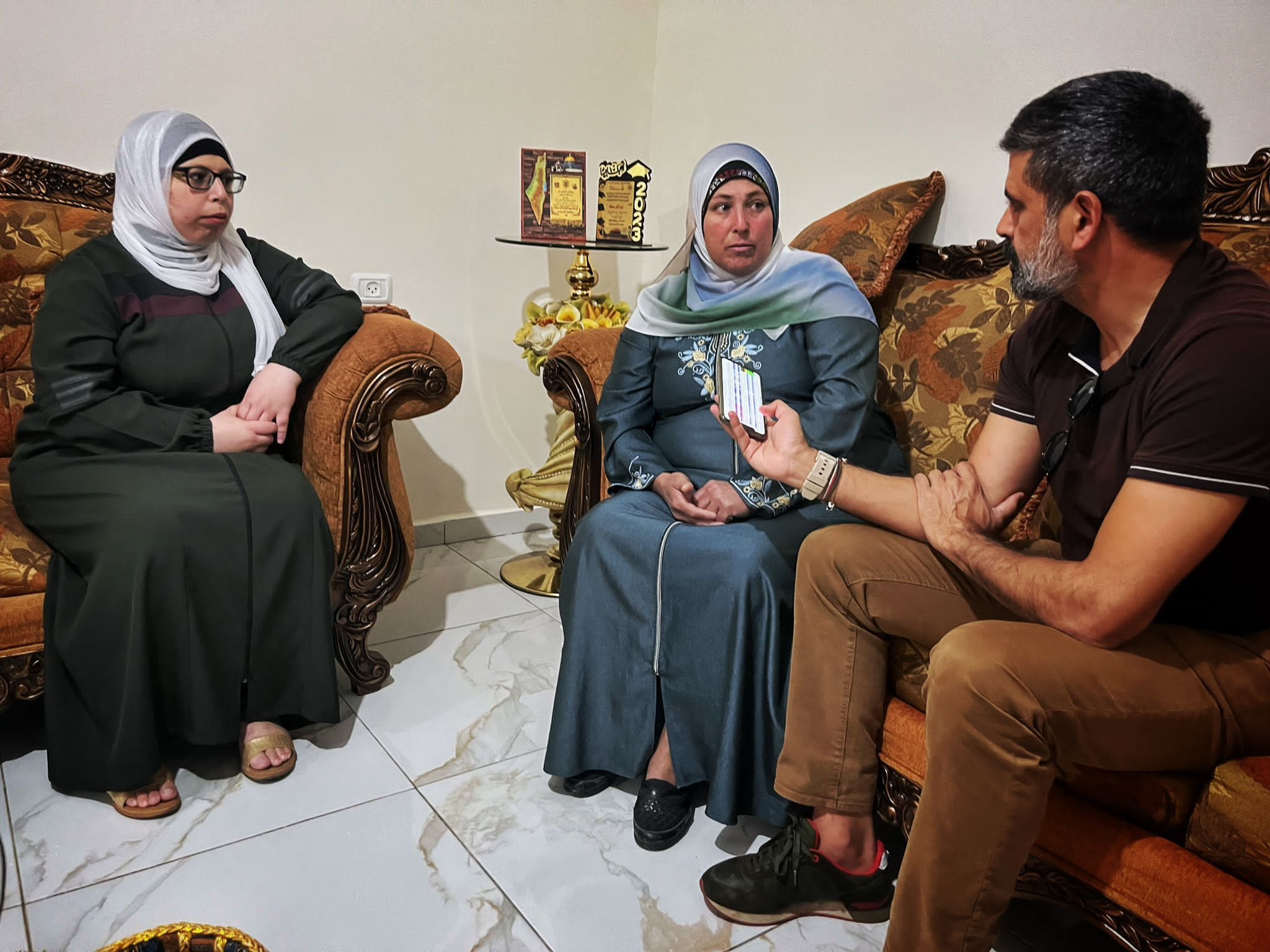 Azhar (i) y Libia (d), hija y madre residentes en Cisjordania, junto a Nico Castellano.