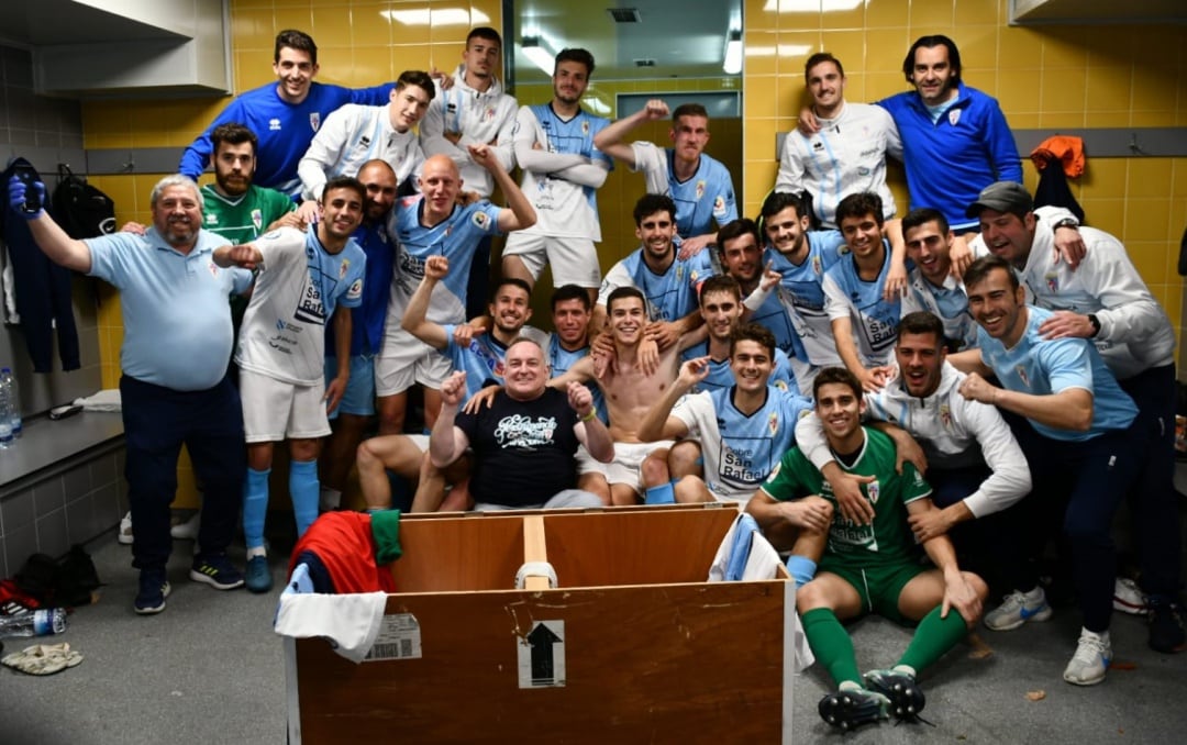 La plantilla celebró la clasificación para el play-off a la conclusión del partido en Ribadumia