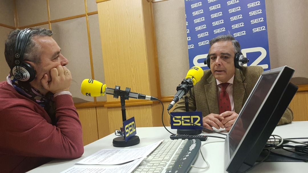Guillermo Baena durante la entrevista en el programa cofradiero de Radio Sevilla, Cruz de Guía
