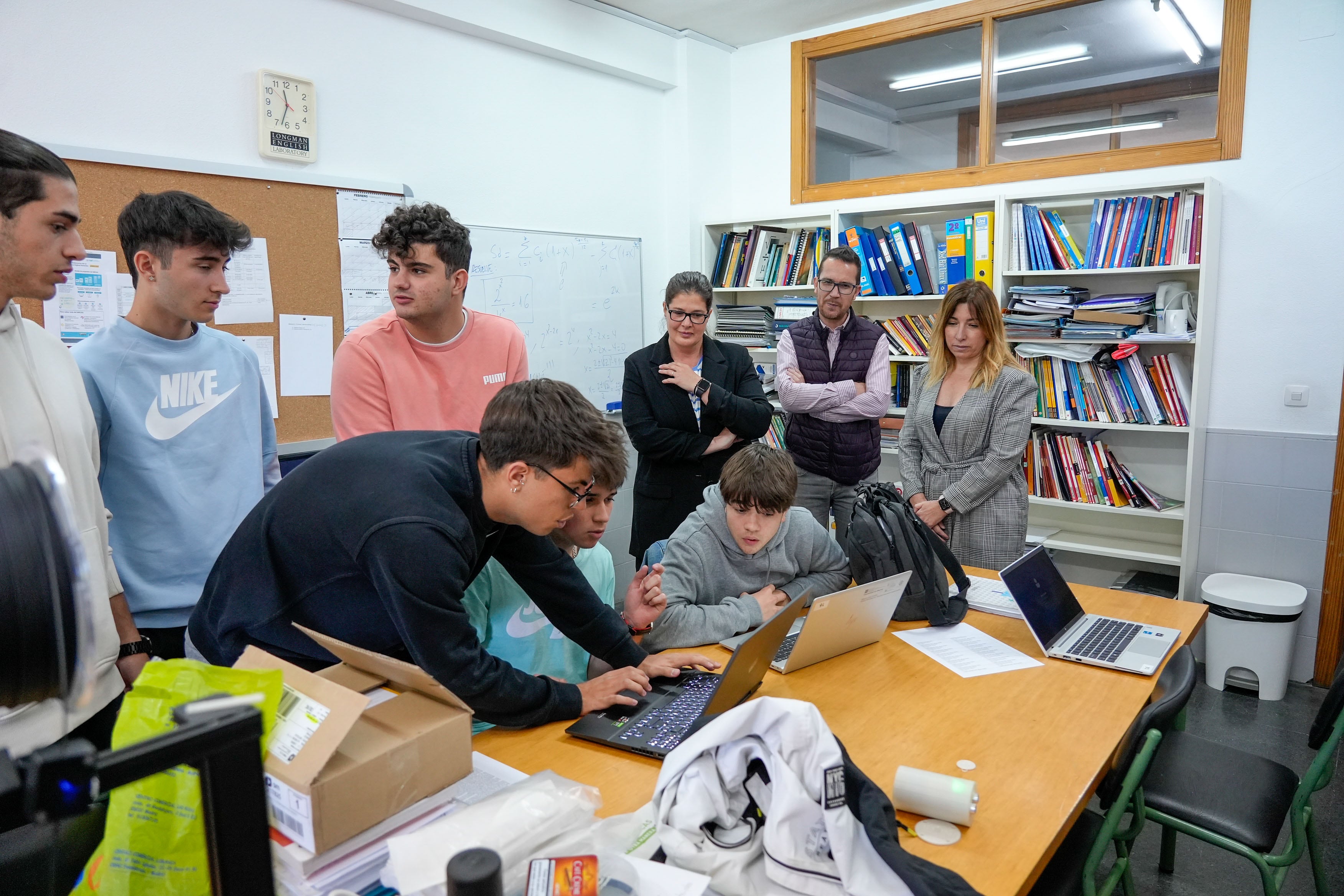 Alumnos del IES Europa de Móstoles explican a la alcaldesa de Móstoles, Noelia Posse cómo funciona el microsatélite