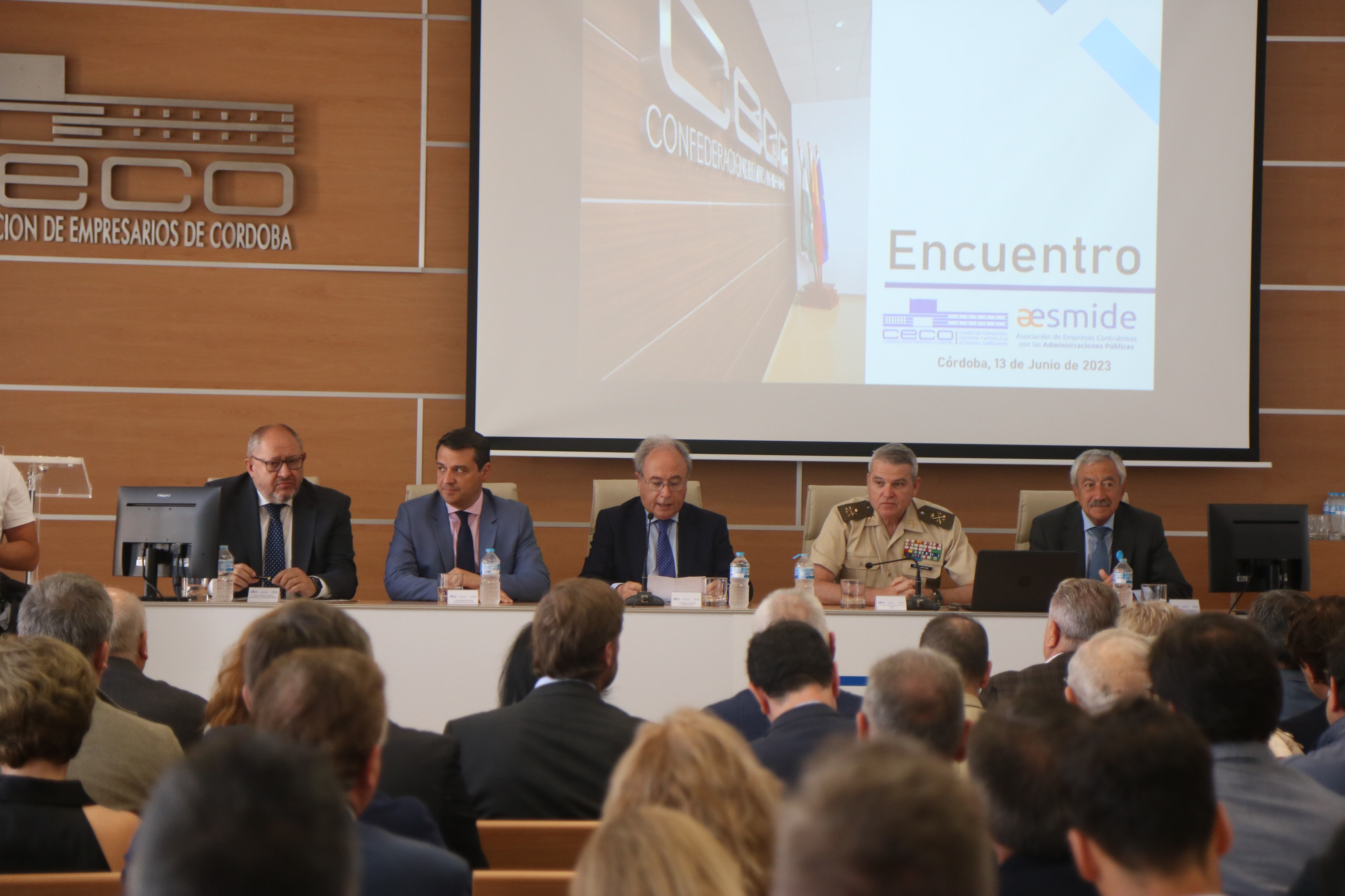 De izquierda a derecha, el rector de la UCO, Manuel Torralbo; el alcalde de Córdoba, José María Bellido; el presidente de CECO, Antonio Díaz; el Mando de Apoyo Logístico, el teniente general García y García de las Hijas, y el presidente de Aismide, Gerardo Sánchez Revenga.