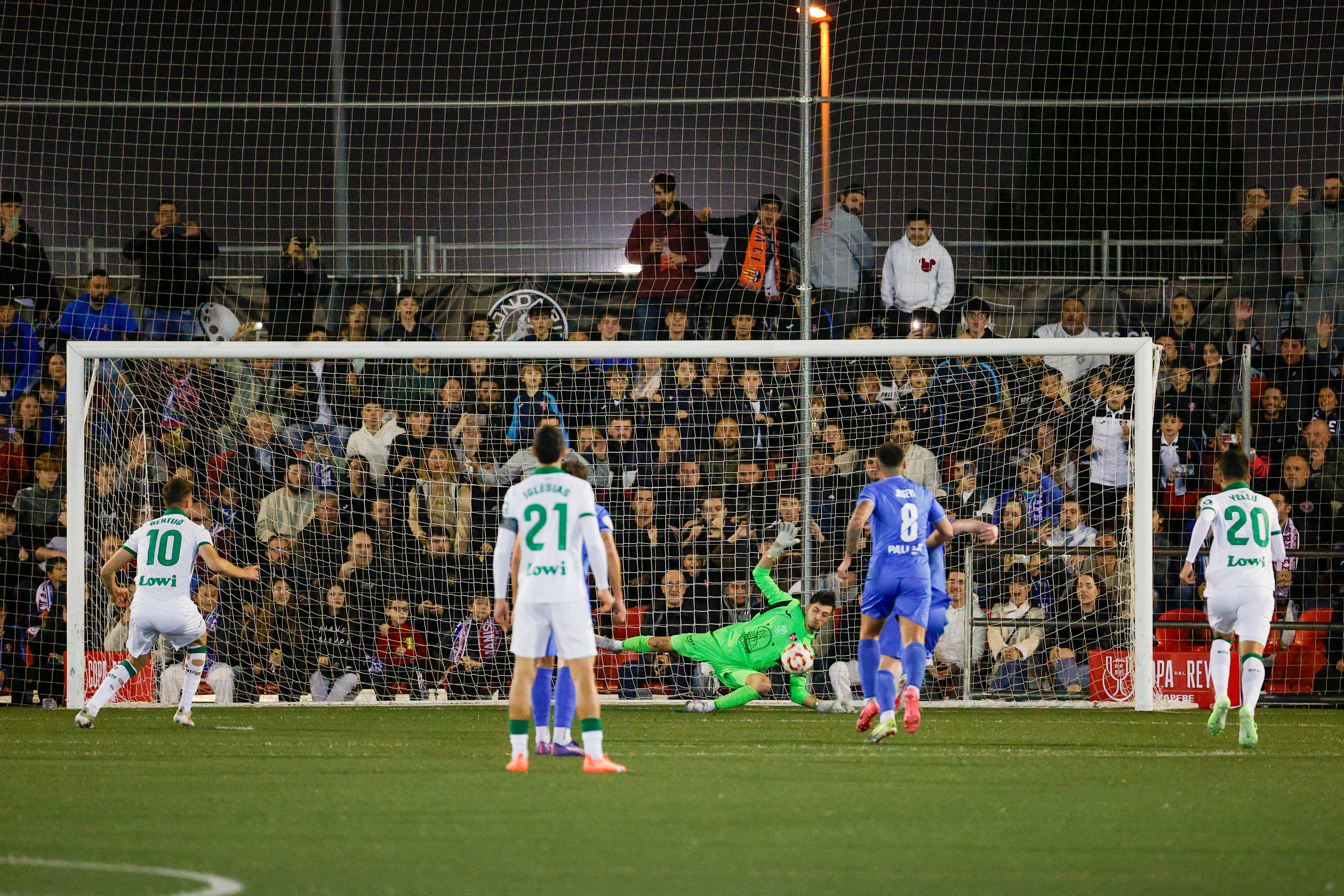 MANISES (VALENCIA), 26/11/2024.- El guardameta del Manises, Adrián Muñoz (c), detiene un penalti durante el encuentro de primera ronda de Copa del Rey entre Manises CF y Getafe CF, este martes en el campo Vicente Martínez Catalá de Manises (Valencia). EFE/ Manuel Bruque
