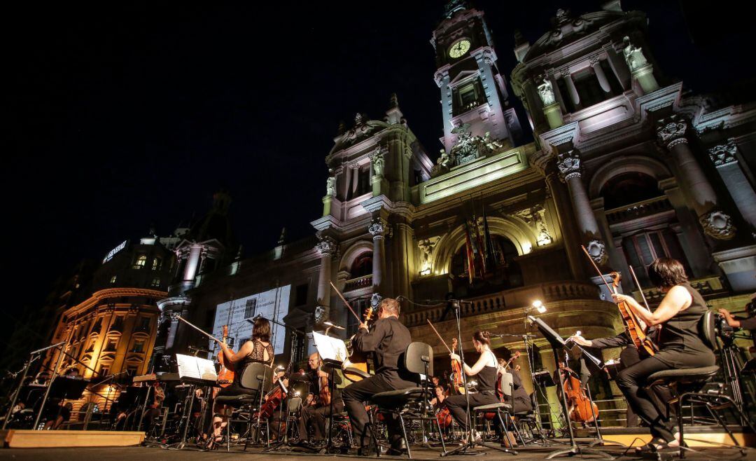 Un momento del homenaje a las víctimas del COVID-19 en la plaza del Ayuntamiento de València