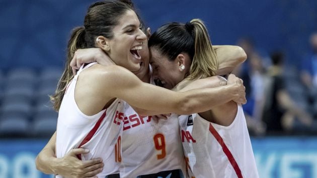 Las jugadoras españolas Marta Xargay, Laia Palau y Anna Cruz celebran la victoria tras ganar el partido de cuartos de final del Eurobasket entre España y Letonia disputado en Praga.