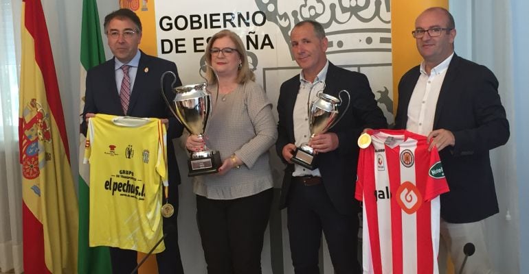 De izquierda a derecha el alcalde de Navas de San Juan, Joaquín Requena; la subdelegada del Gobierno en funciones, Paqui Molina; el presidente de la Federación Jiennense de Fútbol, Ildefonso Ruiz; y el alcalde de Torredonjimeno, Manuel Anguita.