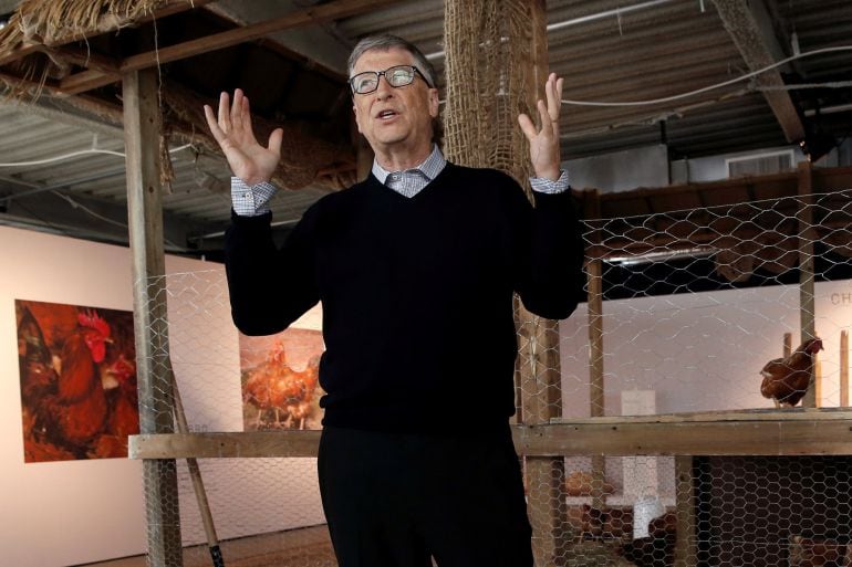 El fundador de Microsoft, Bill Gates, en la cooperativa instalada en la planta 68 del edificio World Trade Centre de Manhattan, anuncia la donación de 100.000 pollos para combatir la pobreza en regiones pobres. 