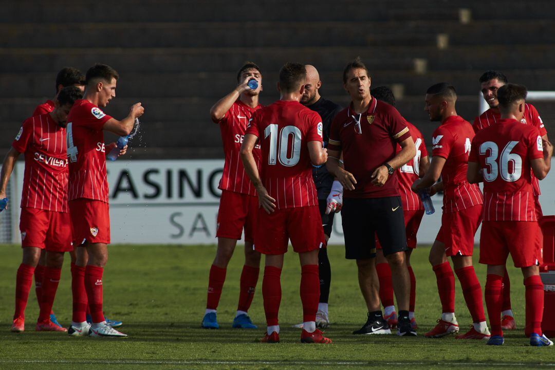 Julen Lopetegui, dando instrucciones a sus jugadores durante un partido amistoso de pretemporada.