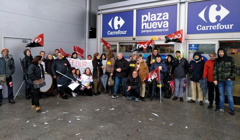 Las trabajadoras despedidas han denunciado tanto a la adjudicataria, Servimil, como a Carrefour