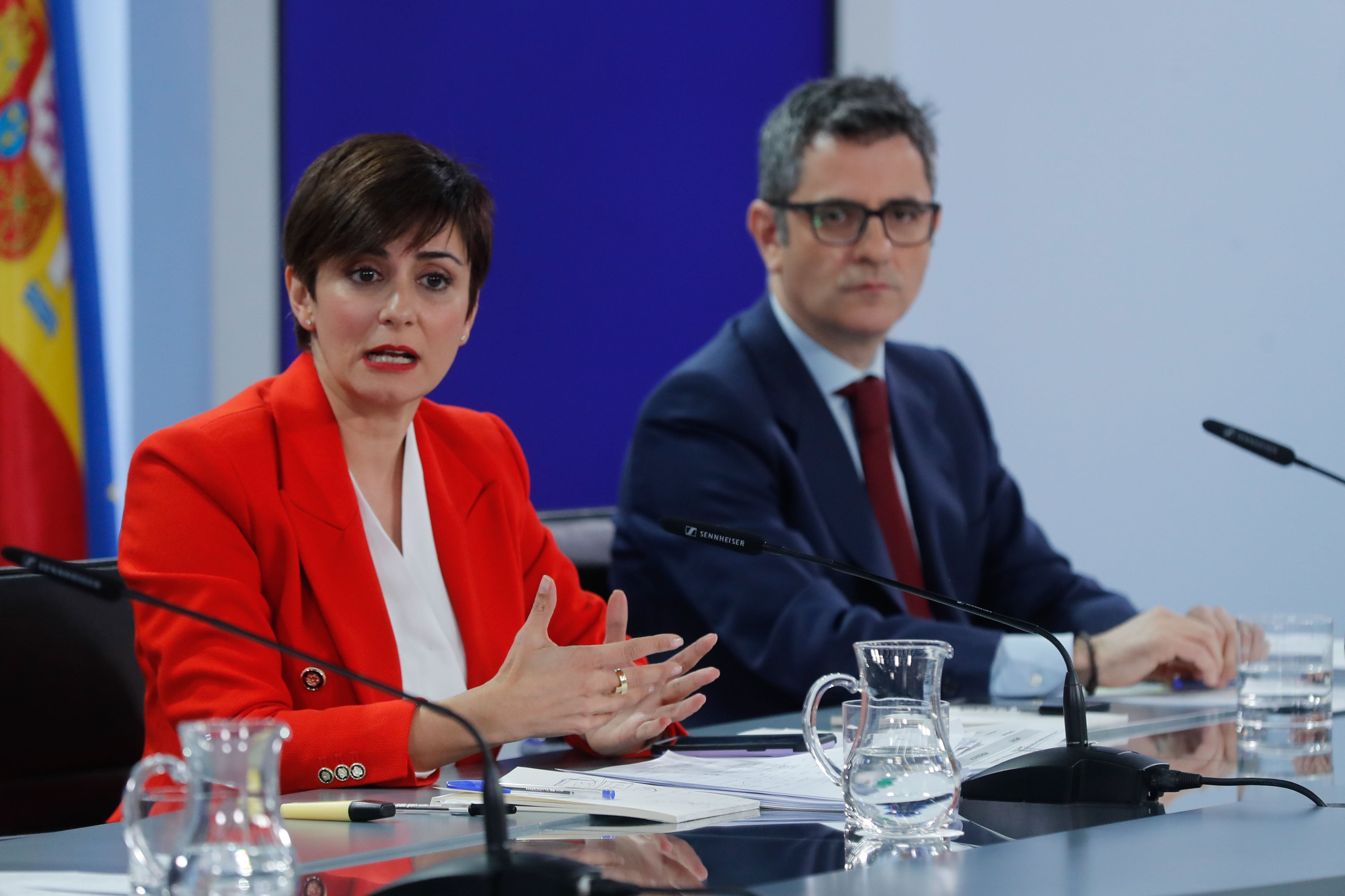 La ministra de Política Territorial y portavoz del Gobierno, Isabel Rodríguez (i) y el ministro de Presidencia, Félix Bolaños durante la rueda de prensa posterior a la reunión del Consejo de Ministros, este martes en el Palacio de La Moncloa