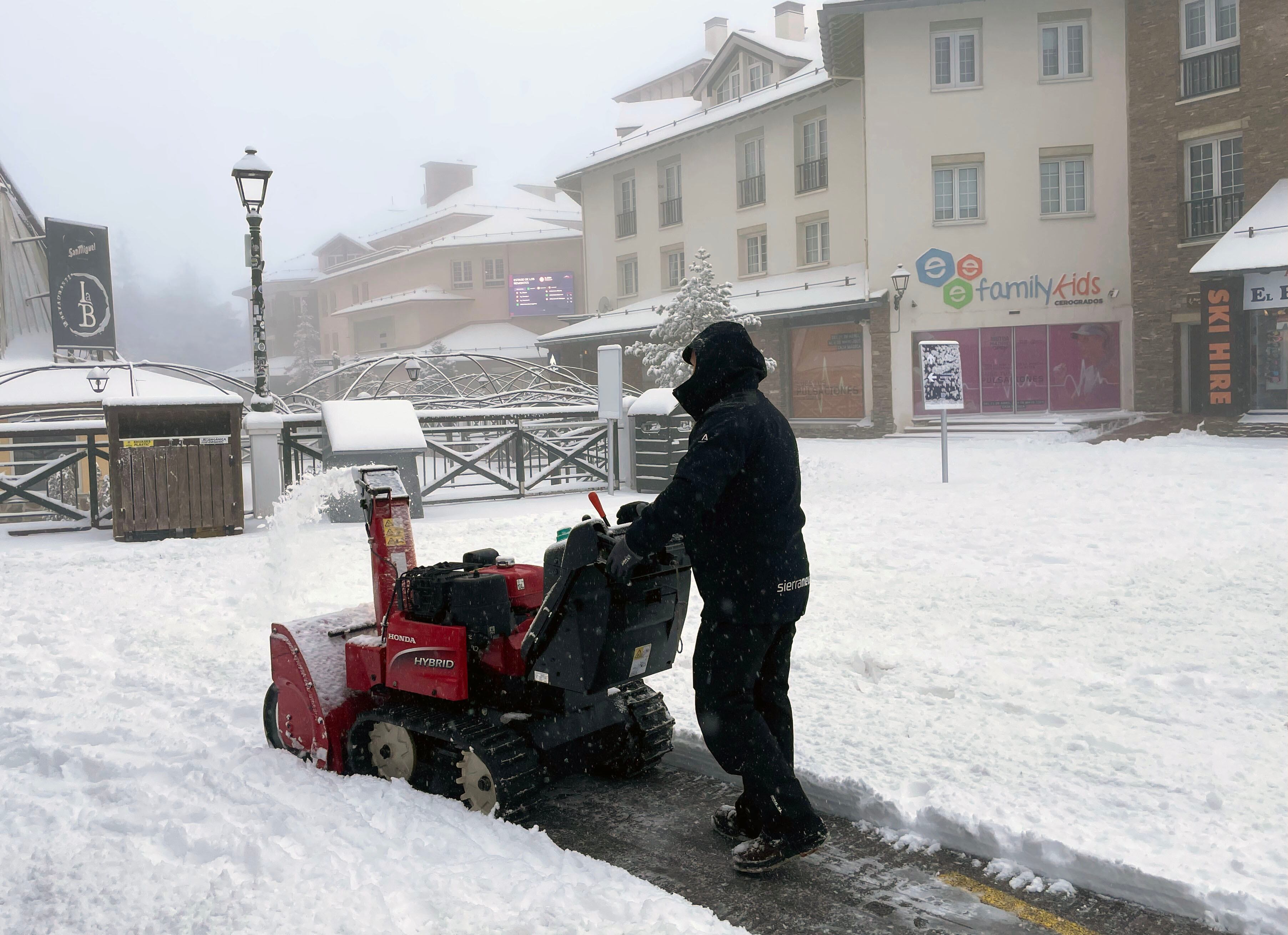 Un operario limpia de nieve la estación andaluza de Sierra Nevada que ha registrado este miércoles una nueva nevada que deja hasta 10 centímetros de nieve nueva en áreas como Pradollano y Borreguiles. 