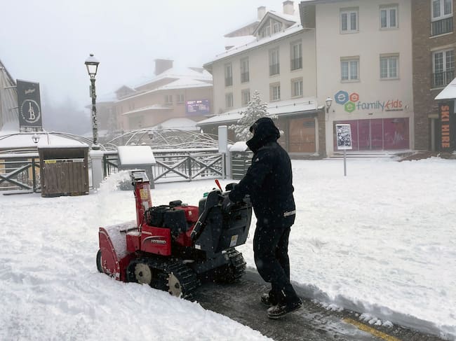 Un operario limpia de nieve la estación andaluza de Sierra Nevada que ha registrado este miércoles una nueva nevada que deja hasta 10 centímetros de nieve nueva en áreas como Pradollano y Borreguiles.