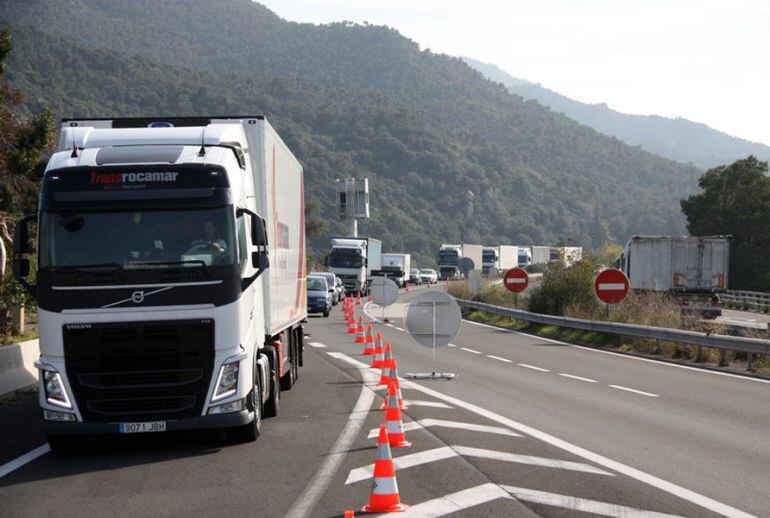 Les cues per tornar a França dissuadeixen els clients, diuen des de La Jonquera.