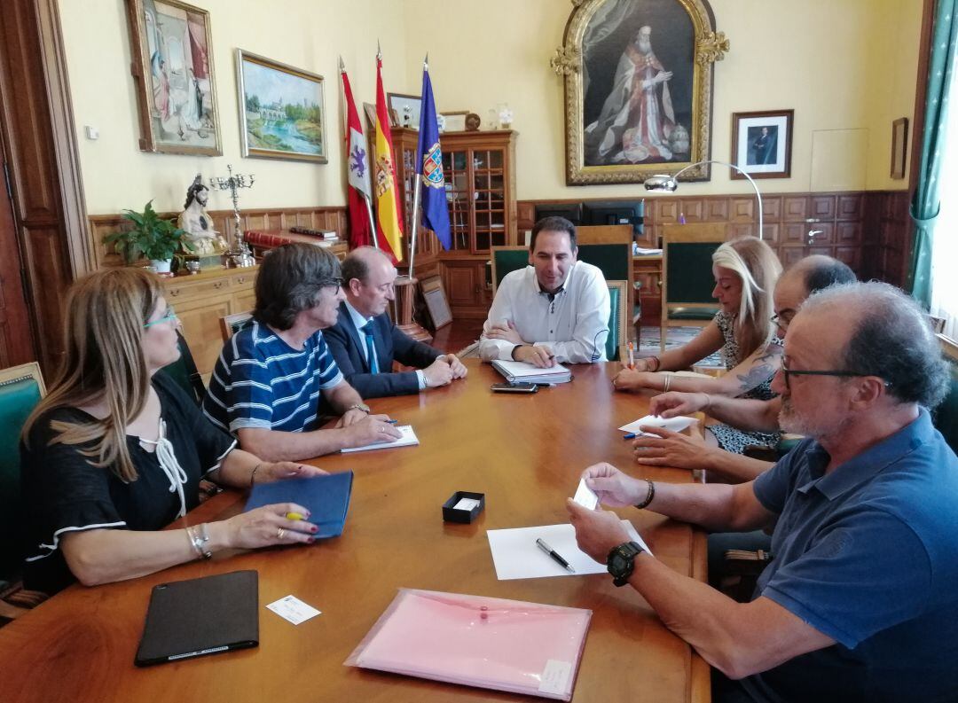 El alcalde de Palencia, Mario Simón en una reunión con los máximos representantes de la CPOE y de los sindicatos UGT y CC.OO. 