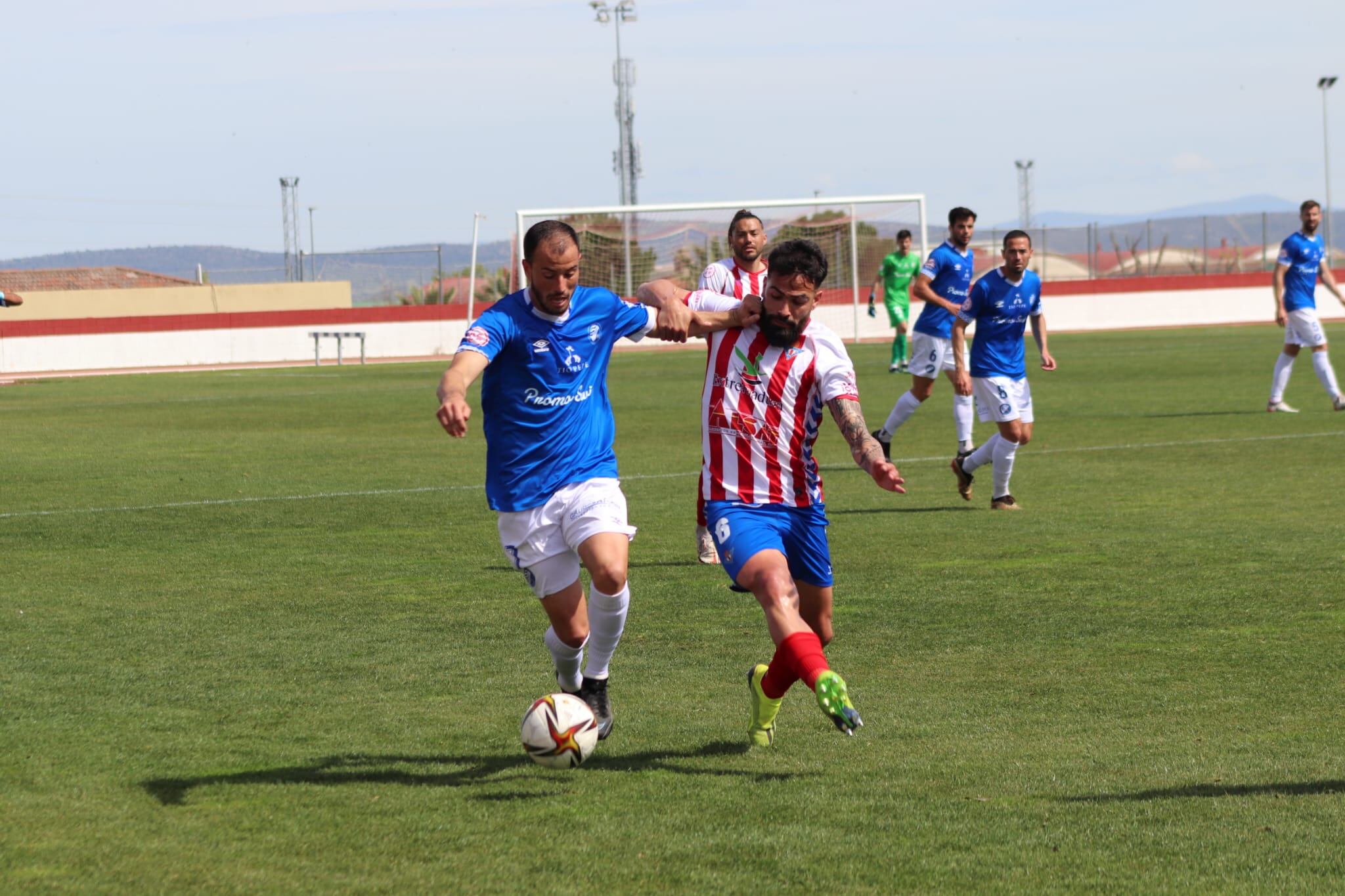 El jugador del Xerez DFC Jacobo durante una acción del partido ante el Don Benito