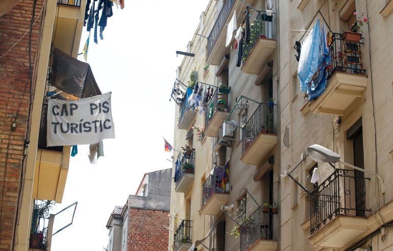 Una pancarta contra los apartamentos turísticos en un barrio de Barcelona