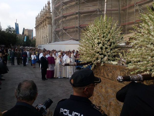 El obispo auxiliar, Santiago Gómez Sierra, porta el báculo tras el paso de la Virgen al ausentarse del cortejo el arzobispo Juan José Asenjo