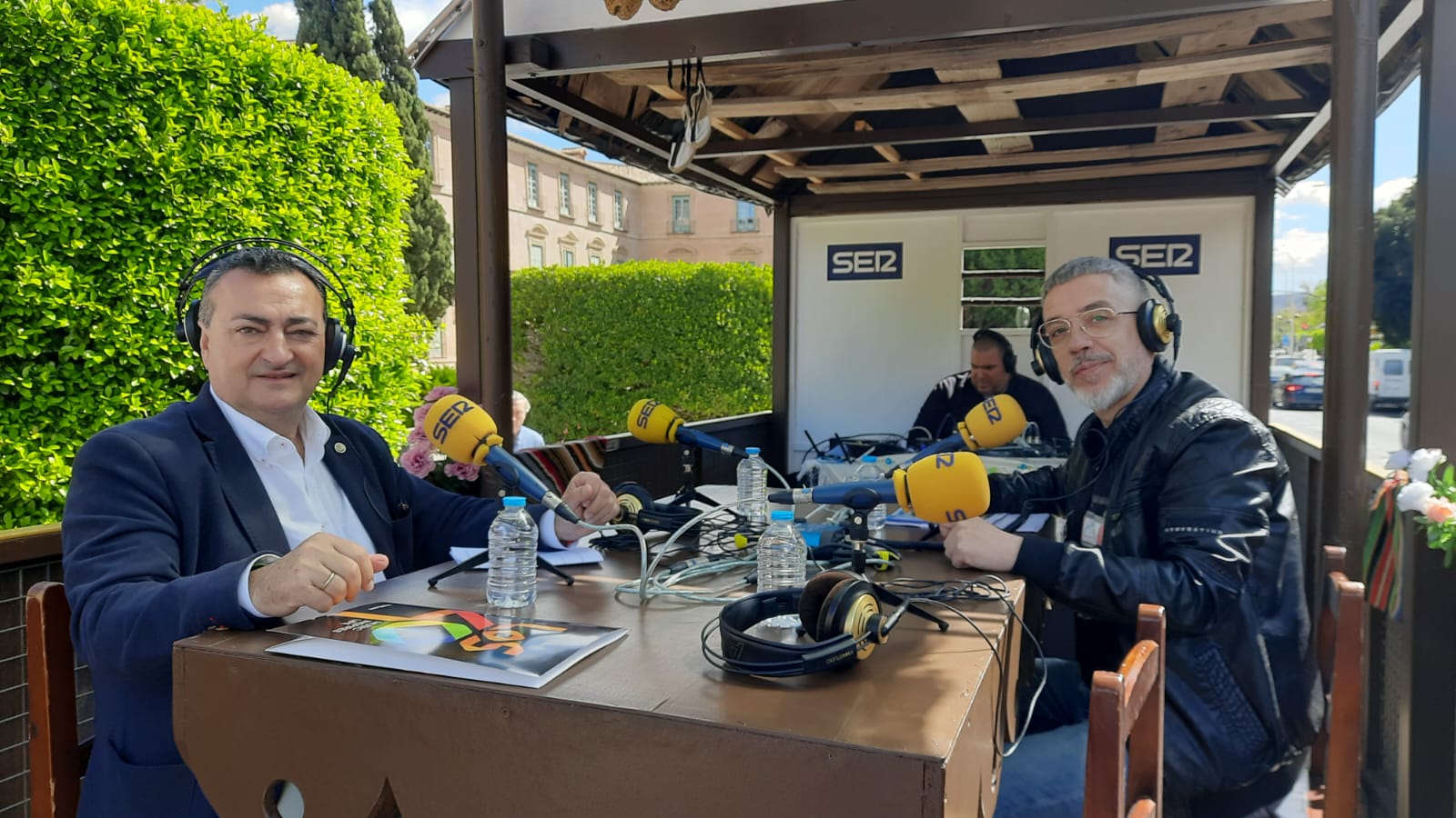 Domingo Camacho (izda.), director de la Cadena SER en la Región de Murcia, y Paco Sánchez (dcha.), responsable de Hoy por hoy, al inicio del programa.