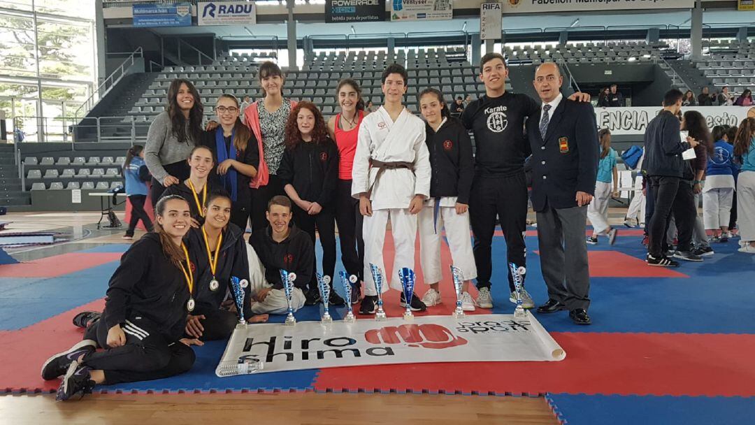 Los medallistas del club ribereño posan con sus trofeos tras el Regional de Palencia.