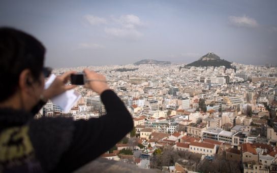 Un turista hace una foto desde la Acropolis.