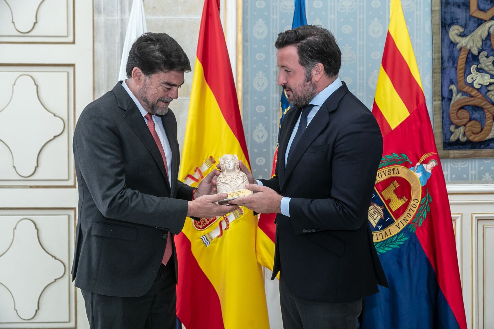 El alcalde de Alicante, Luis Barcala y el alcalde de Elche, Pablo Ruz, en un encuentro institucional celebrado en el Salón Azul del Ayuntamiento de Alicante.