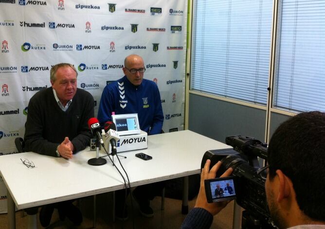 Jose Angel Sodupe y Fernando Bolea comparecen en la sala de prensa de Artaleku.