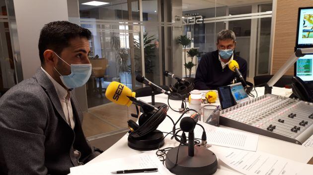 Ambos constructores charlan en las instalaciones de la SER