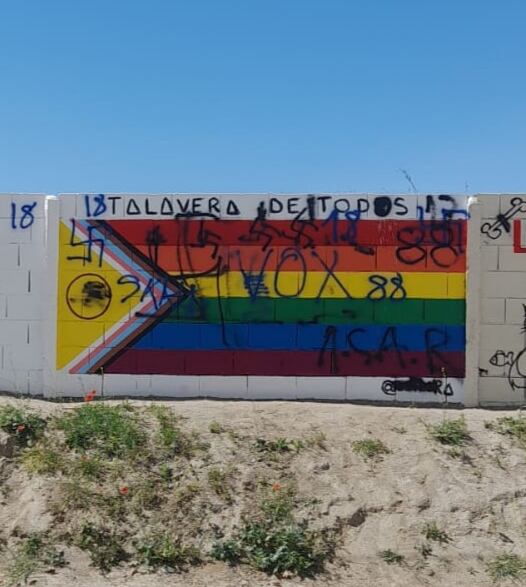 Desde LGTBora piden a VOX Talavera que respondan ya que sus siglas aparecen en el mural.