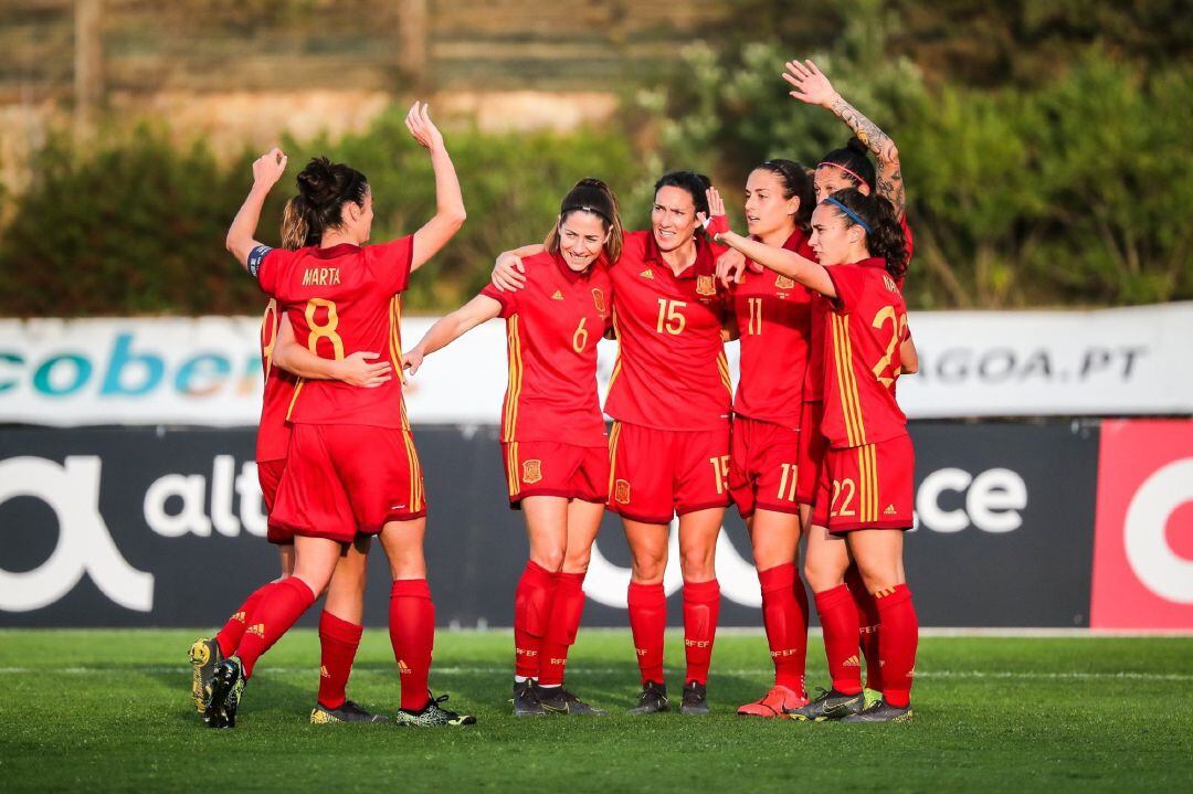 Las jugadoras de la selección femenina de fútbol celebran un gol en la Copa Algarve