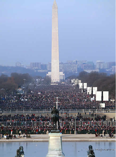 La consigna &quot;Sí, se puede&quot; resuena desde esta mañana en el centro de Washington mientras las autoridades canalizan a la multitud hacia las decenas de puntos de acceso al Mall, el parque frente al Capitolio donde hoy es investido el nuevo presidente de EEUU, Barack Obama.